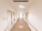 白い壁の明るい廊下
