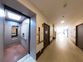 清潔感溢れる廊下の風景