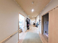 広く明るい廊下