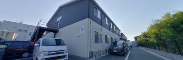 介護施設外観と駐車スペース