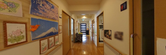 明るくアートで彩られた廊下