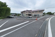 介護施設の外観とアクセス道路