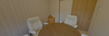 明るい居住者用リビングルーム