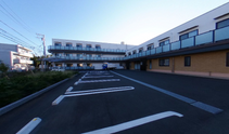 介護施設の外観と駐車場