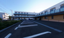 介護施設の外観と駐車場