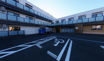 介護施設の外観と駐車場