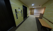 施設内の廊下と部屋の扉