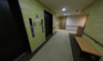 施設内の廊下と部屋の扉