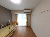 清潔で広い居室の内部