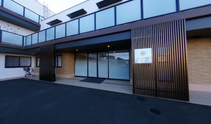 介護施設の外観と駐車場