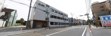 街中の介護施設外観