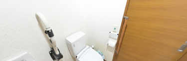 介護施設のトイレ設備が整った空間