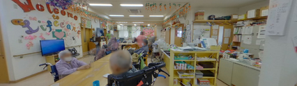 介護施設の職員と入居者