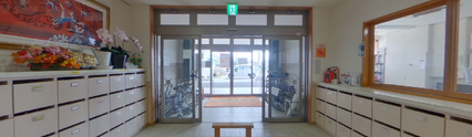 介護施設のエントランスホール風景