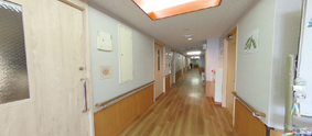 広々とした介護施設の通路