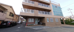 介護施設の外観と駐車場