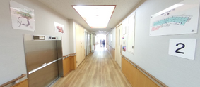 広々とした介護施設の通路