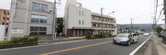 通りと建物が映る変形した不思議な写真