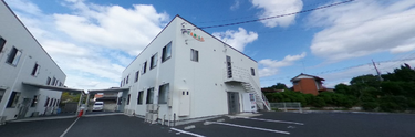 介護施設の外観と駐車場