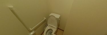 洋式トイレと手すりのある部屋