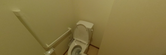 洋式トイレと手すりのある部屋