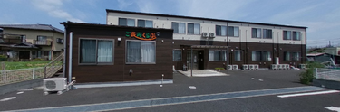 介護施設の外観と駐車場