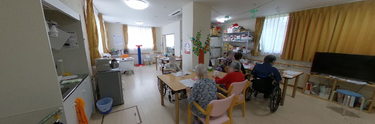介護施設内の居住者とスタッフ
