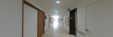 ケア施設内の廊下と居室