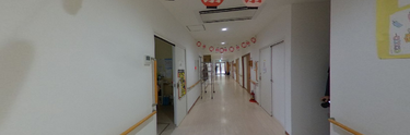 介護施設の廊下と掲示物