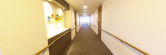介護施設内の廊下とリビング