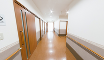 介護施設内の廊下と扉