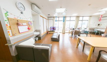 職員と利用者がいる施設内部