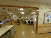 明るい居間で過ごす入居者たち