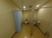 手すり付きの広い施設トイレ