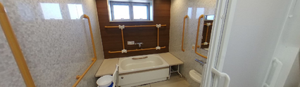 施設内の清潔なトイレと洗濯機