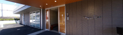 介護施設の屋外と入り口