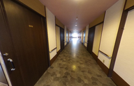 ケア施設の廊下と開かれた部屋の入口