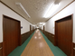 広々とした廊下の様子