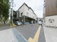 介護施設前の通りと建物
