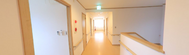 ケアホームの廊下と手すり