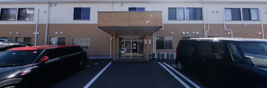 介護施設の外観と駐車場