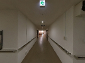 清潔で広い廊下