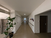 明るい廊下の風景