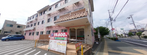 街角に位置する交差点の光景