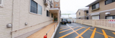 介護施設の外観と駐車場