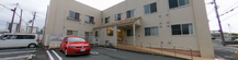 介護施設外観と住宅街