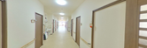 ゆったりとした介護施設内の廊下