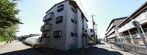 のどかな街並みの交差点の風景