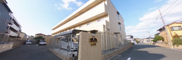 介護施設の清潔な外観とエントランス