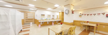 広々とした清潔感ある食堂